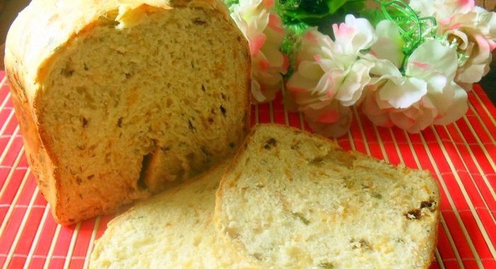 Хлеб с черемшой, сыром и сушеными помидорами