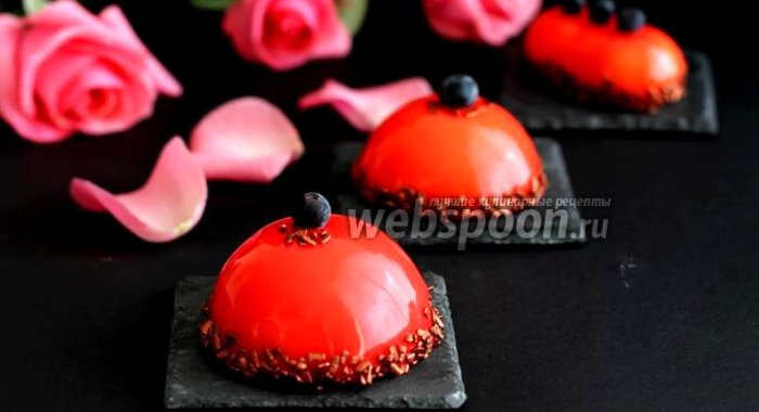 Муссовое пирожное с черничным конфи