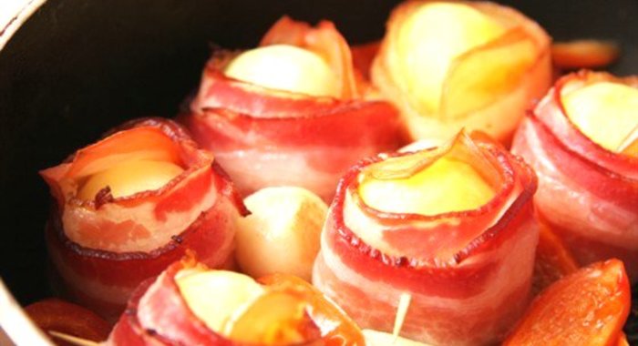 Шашлыки из картофеля и бекона с соусом из эстрагона