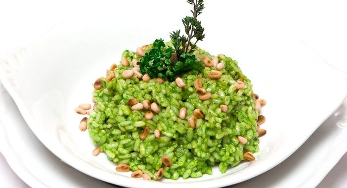 Ризотто с соусом песто и кедровыми орешками