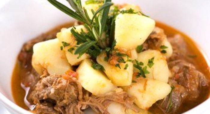 Свиное рагу с яблоками и капустой