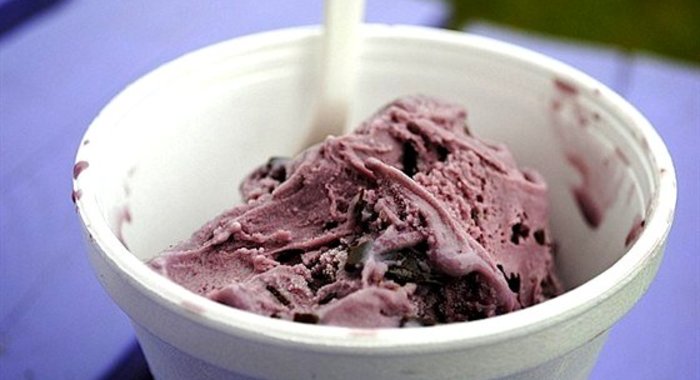 Йогуртовое малиновое мороженое с шоколадными чипсами