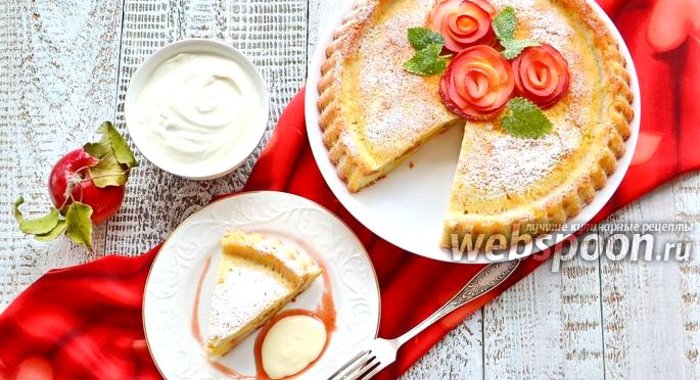 Шарлотка с яблоками и сметанным соусом