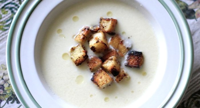 Суп-пюре из цветной капусты с горчичными гренками