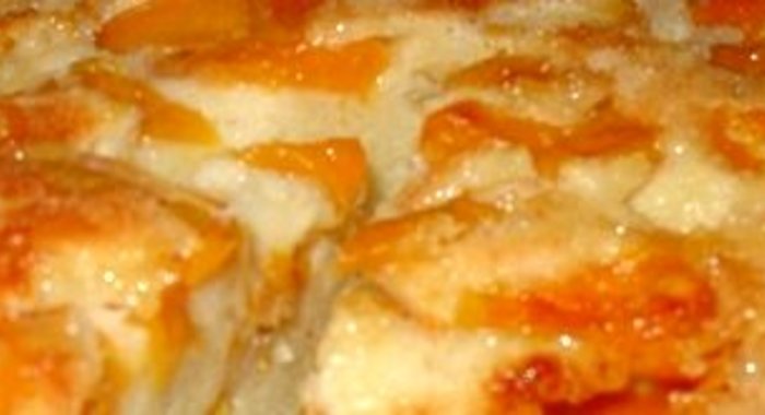 Шарлотка с курагой и яблоками