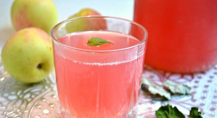 Компот из слив и яблок с листьями малины