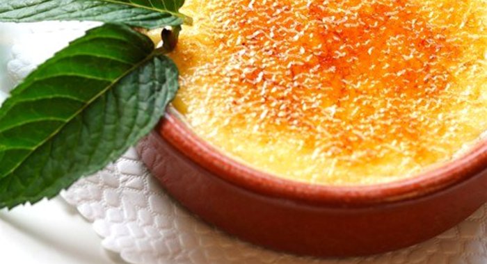 Крем-брюле с карамелью и лимонной цедрой