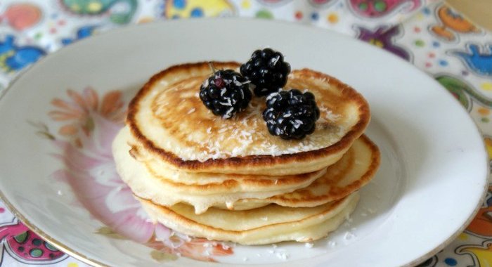 Оладьи на кефире с изюмом и кокосовой стружкой