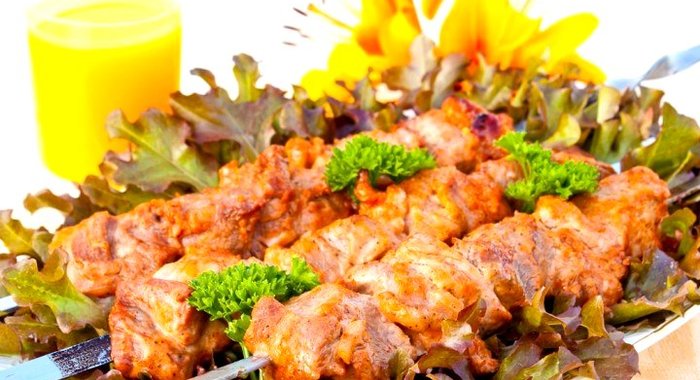 Шашлык из свинины, маринованный в розовом соусе