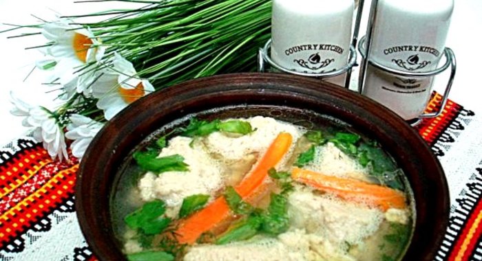 Бульон с куриными клёцками