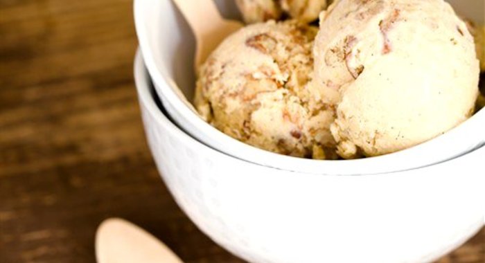 Сливочное мороженое с жареным пеканом