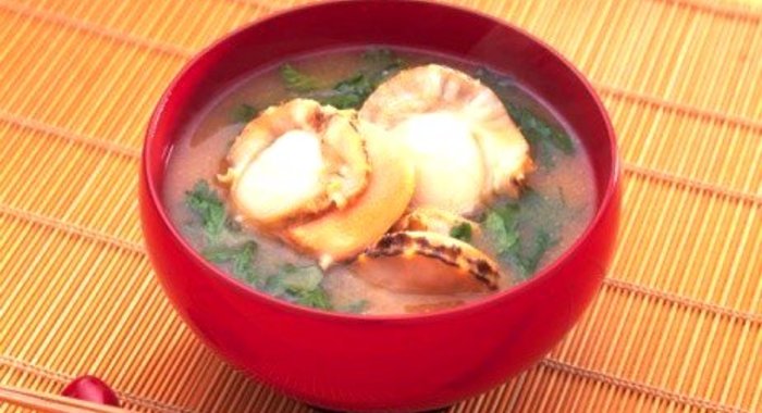 Бульон с лапшой соба и гребешками