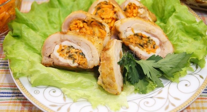 Рулет из окорочка с морковью по-корейски