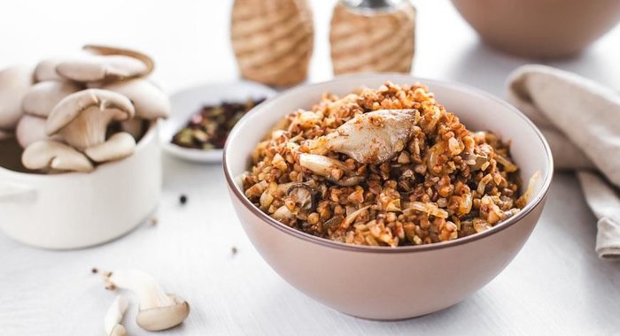 Гречневая каша с грибами и жареным чесноком