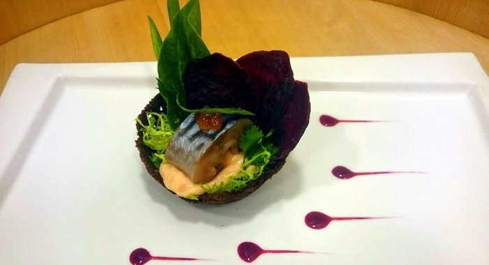 Скумбрия слабосоленая с кремом из копченого кижуча и свекольными чипсами