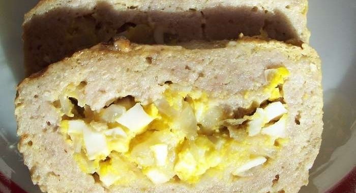 Мясной рулет с яйцом и луком