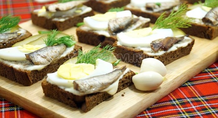 Бутерброды со шпротами