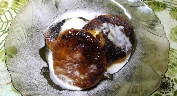 Сырники под теплым сметанным соусом