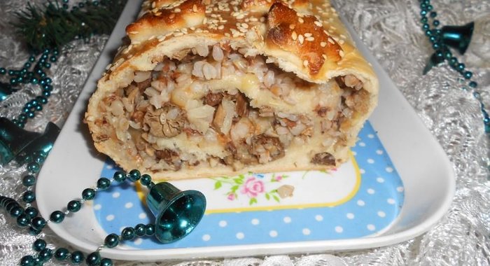 Сытный зимний рулет с грибами и гречкой