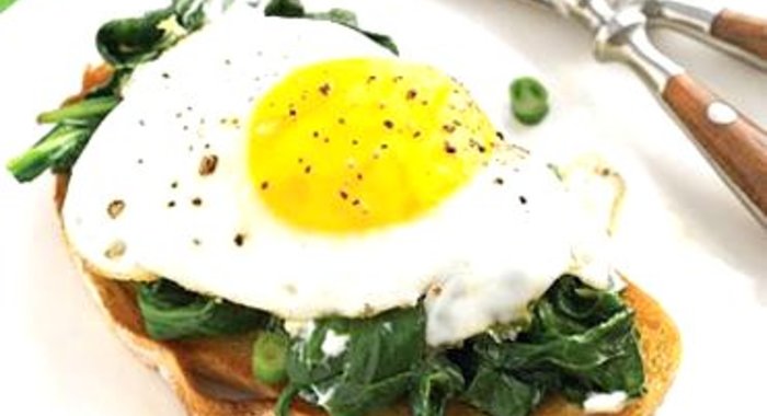 Бутерброды с яичницей, шпинатом и сыром