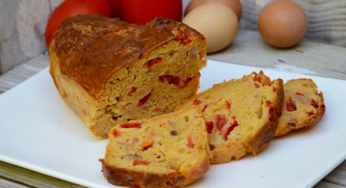 Кекс с тунцом и помидорами