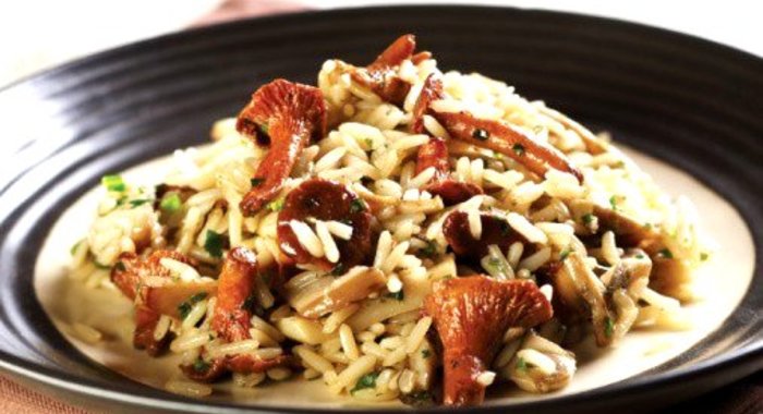 Ризотто с лисичками, луком-шалотом и пармезаном