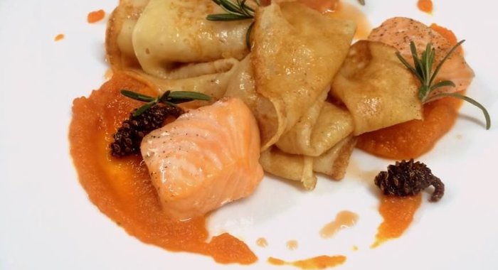 Блины с морковью и лососем