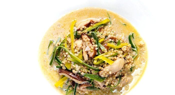 Зеленая гречка с грибами и пореем