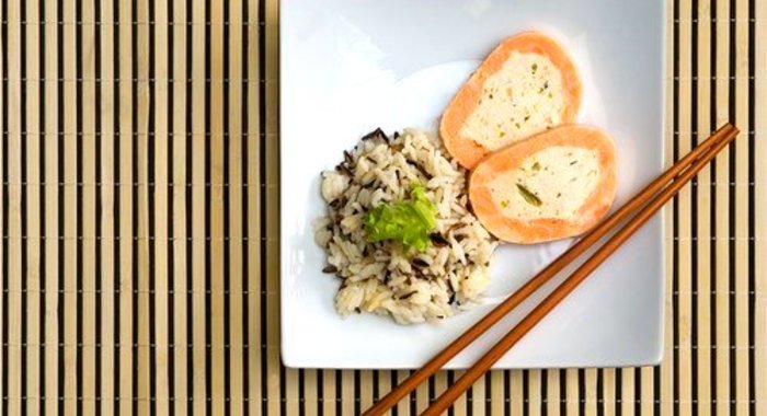 Рыбный рулет с яйцом и зеленью