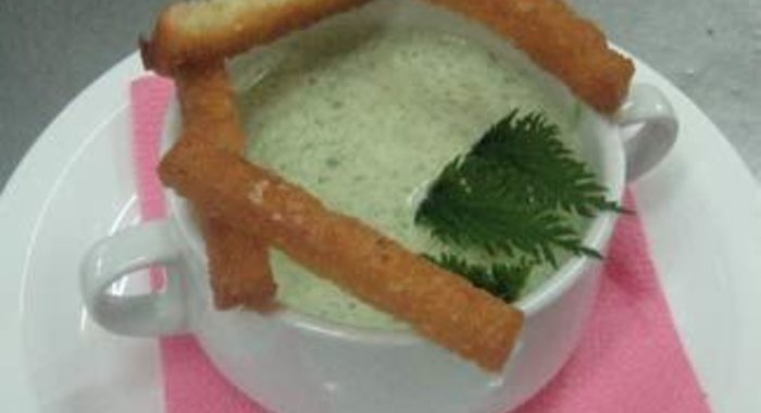 Гороховый суп-пюре со шпинатом и крапивой