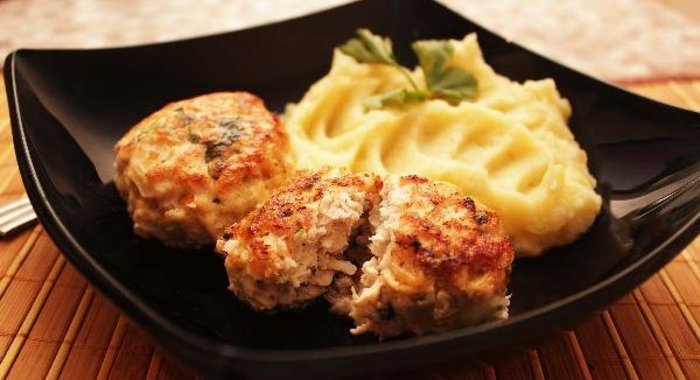 Рубленные котлеты из куриного филе с сырной начинкой и зеленью