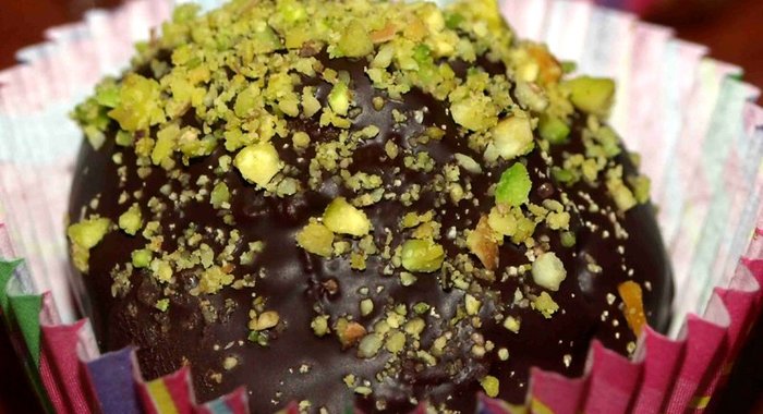 Конфеты из миндальной муки с фисташками и клюквой