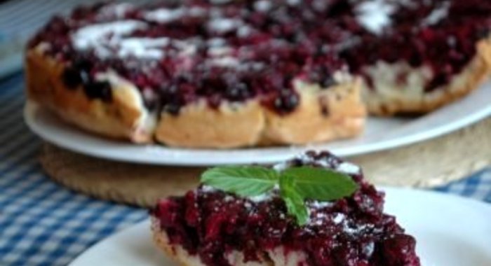 Шарлотка со смородиной