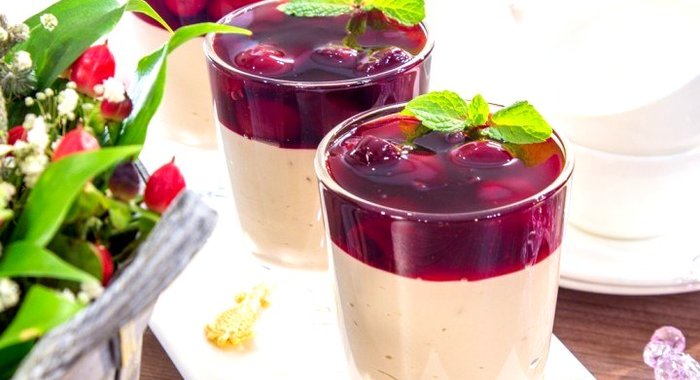 Шоколадное суфле с вишневым соусом