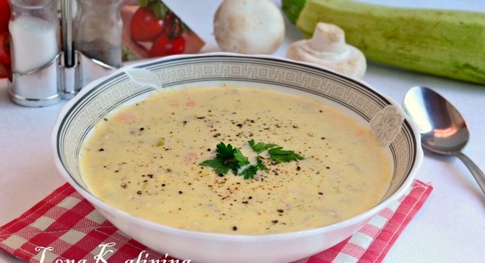 Суп-пюре с кабачками, шампиньонами и плавленым сыром