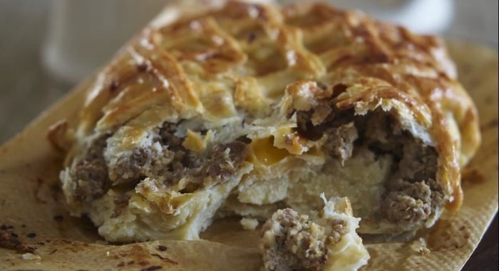 Испанский пирог с мясным фаршем и сыром