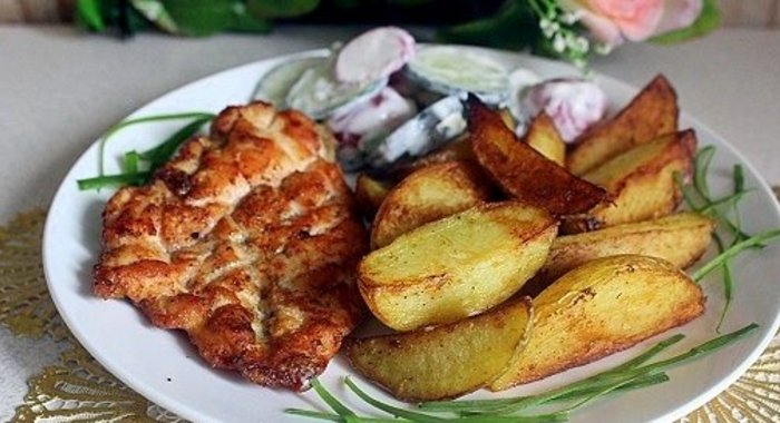 Стейки из куриной грудки с картофельными дольками