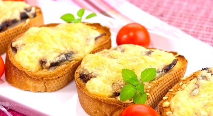 Запеченные бутерброды со шпротами