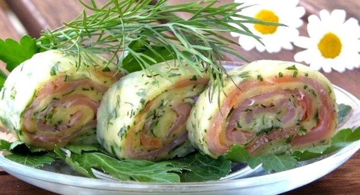 Сырный рулет с солёной сёмгой