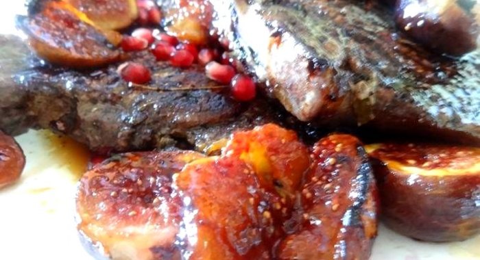 Свиные стейки гриль под винным маринадом с инжирным соусом
