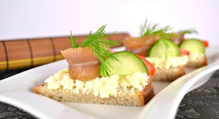 Бутерброды с плавленным сыром и копченой салакой