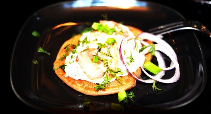 Гречневые оладьи с соленым лососем и йогуртовой заправкой