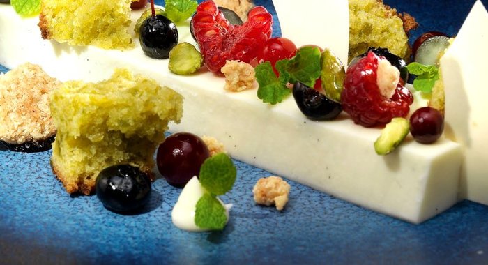 Йогуртовое желе с фисташковым кексом и ягодами