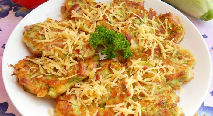 Оладьи из кабачков с сыром и колбасой