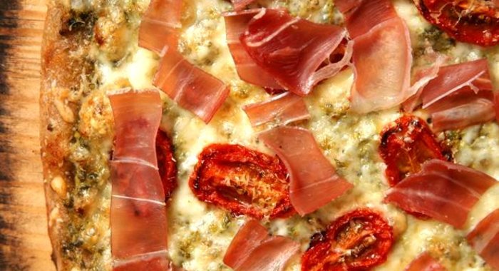 Пицца с ветчиной, козьим сыром и помидорами