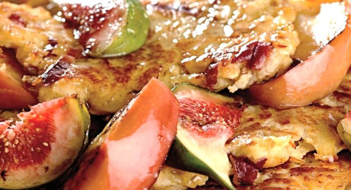 Оладьи из ароматных яблок с инжиром