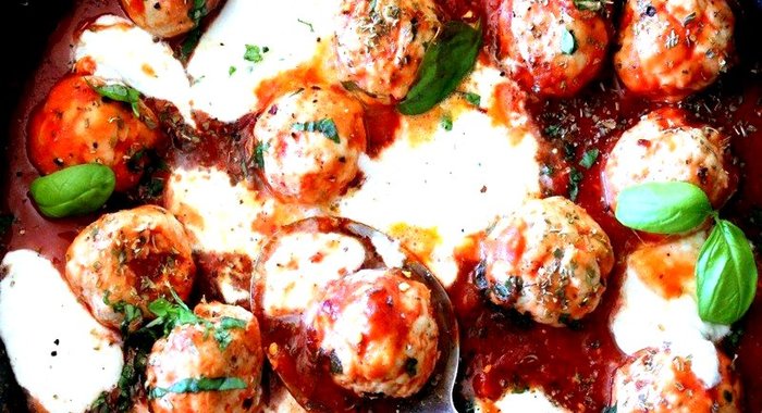 Тефтели с моцареллой в томатном соусе