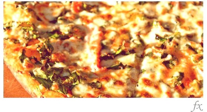 Пицца на лаваше с моцареллой и шпинатом