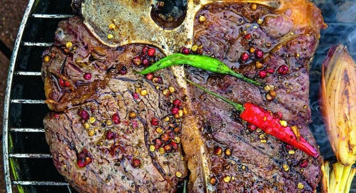 Стейк портерхаус на углях, с перечным соусом