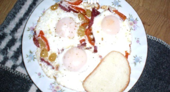 Яичница с виноградом и беконом